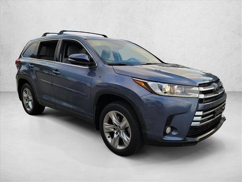 Used 2018 Toyota Highlander Limited image 3