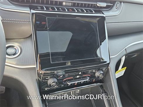 New 2025 Jeep Grand Cherokee Altitude image 19