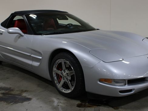 Used 2002 Chevrolet Corvette Convertible w/ Preferred Equipment Group2 RWD image 2