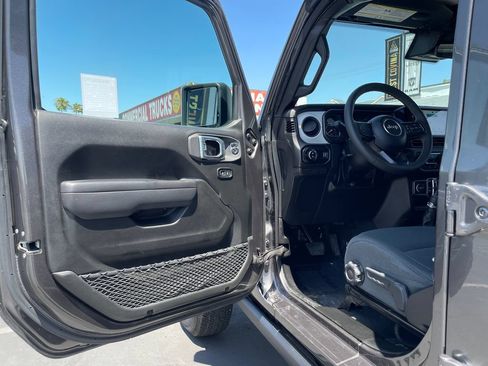 Used 2024 Jeep Gladiator Sport AWD/4WD image 10