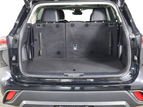 Used 2022 Toyota Highlander XLE image 19