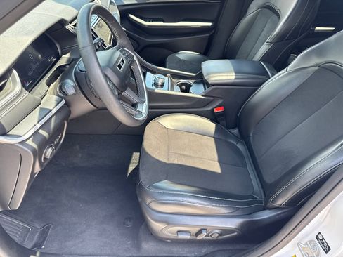Certified 2024 Jeep Grand Cherokee Altitude RWD image 9