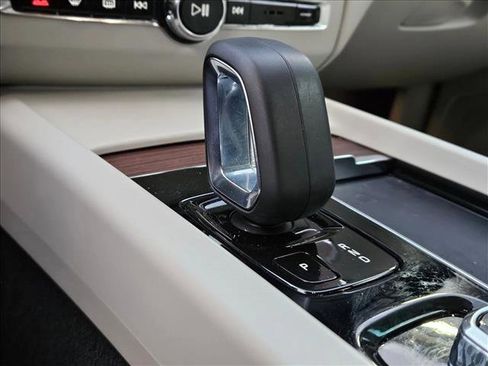 Used 2022 Volvo XC60 B5 Momentum w/ Climate Package image 11