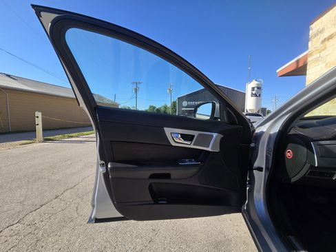 Used 2012 Jaguar XF image 4