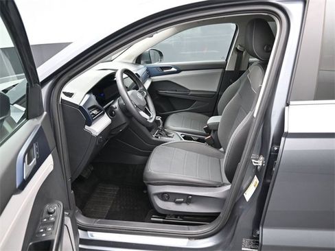 Used 2024 Volkswagen Taos SE image 9