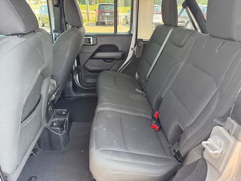 Used 2018 Jeep Wrangler Unlimited Sahara AWD/4WD image 9