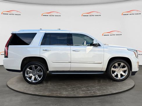 Used 2018 Cadillac Escalade Luxury AWD/4WD image 6