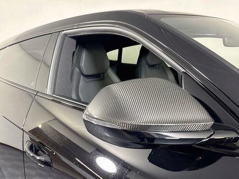 Used 2025 Lamborghini Urus SE AWD/4WD image 19