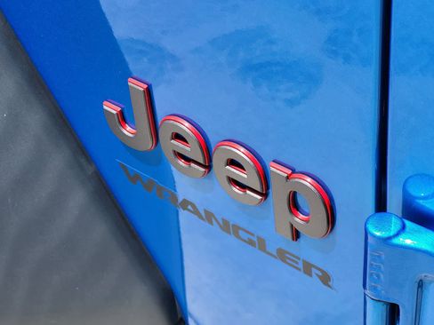 Used 2022 Jeep Wrangler Rubicon w/ Cold Weather Group AWD/4WD image 11