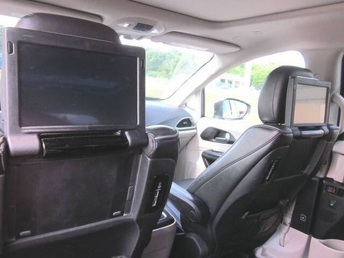 Used 2020 Chrysler Pacifica Limited FWD image 40