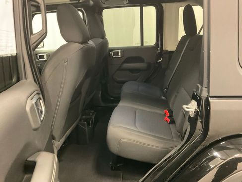 Used 2023 Jeep Wrangler Sahara image 31