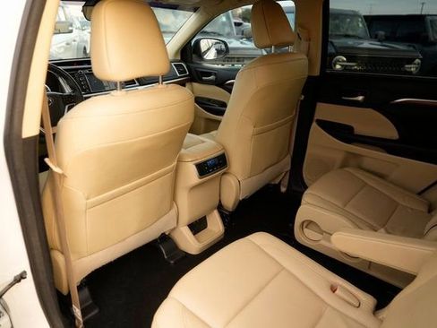 Used 2018 Toyota Highlander Limited image 12
