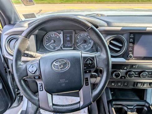 Used 2020 Toyota Tacoma TRD Off-Road w/ TRD Premium Off Road Package AWD/4WD image 9