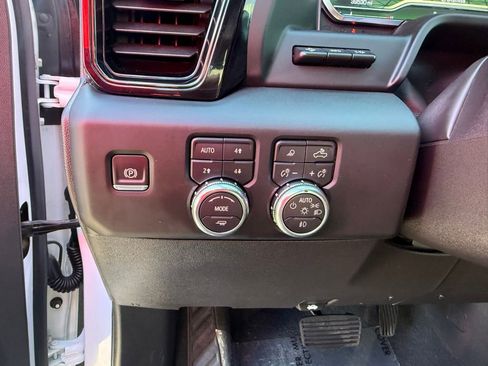 Used 2024 GMC Sierra 1500 AT4 w/ Technology Package AWD/4WD image 9