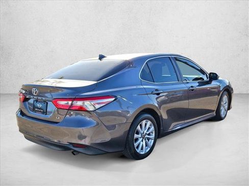 Used 2019 Toyota Camry LE FWD image 5