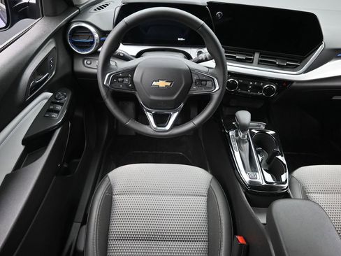 Used 2024 Chevrolet Trax LT w/ Driver Confidence Package FWD image 11