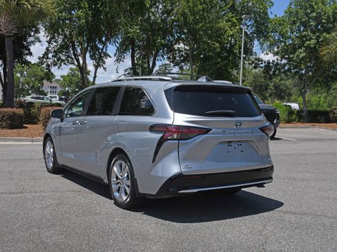 Certified 2023 Toyota Sienna Platinum FWD image 3