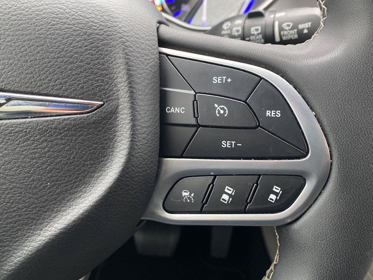 Used 2023 Chrysler Pacifica Touring-L FWD image 18