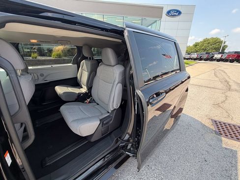 Used 2025 Toyota Sienna LE FWD image 15