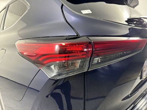 Used 2023 Toyota Highlander Platinum AWD/4WD image 32
