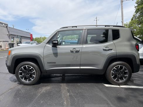 Certified 2023 Jeep Renegade Latitude w/ Sun/Sound Group AWD/4WD image 7