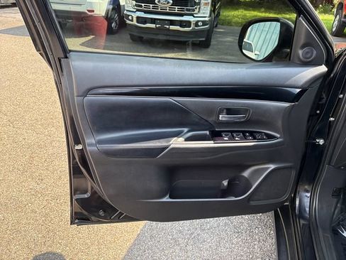Used 2019 Mitsubishi Outlander LE AWD/4WD image 7