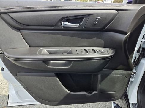 Used 2017 Chevrolet Traverse LT w/ Style and Technology Package FWD image 19