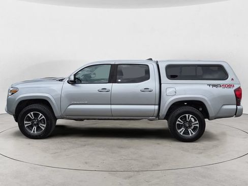 Used 2019 Toyota Tacoma TRD Sport AWD/4WD image 8