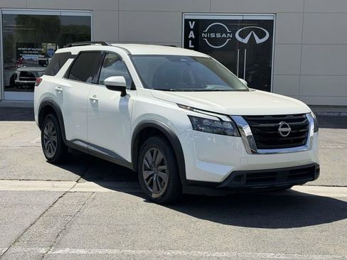 Certified 2024 Nissan Pathfinder SV FWD image 1