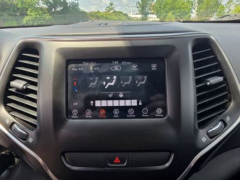 Used 2020 Jeep Cherokee Latitude w/ Cold Weather Group AWD/4WD image 20