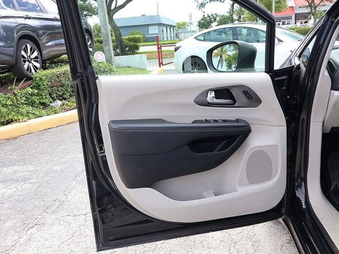 Used 2023 Chrysler Pacifica Touring-L FWD image 21