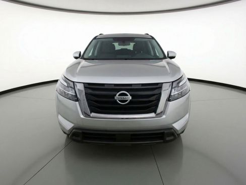 Used 2025 Nissan Pathfinder SV image 2