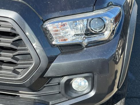 Used 2021 Toyota Tacoma TRD Off-Road w/ Technology Package AWD/4WD image 11