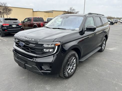 Used 2025 Ford Expedition Active image 3
