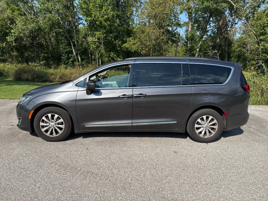 Used 2017 Chrysler Pacifica Touring-L FWD image 3