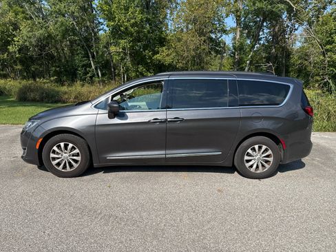 Used 2017 Chrysler Pacifica Touring-L FWD image 3
