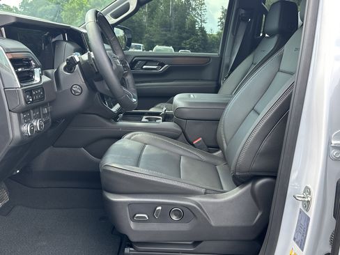 Used 2026 GMC Yukon Denali w/ Denali Reserve Package AWD/4WD image 9