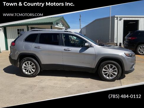 Used 2019 Jeep Cherokee Latitude w/ Cold Weather Group image 1