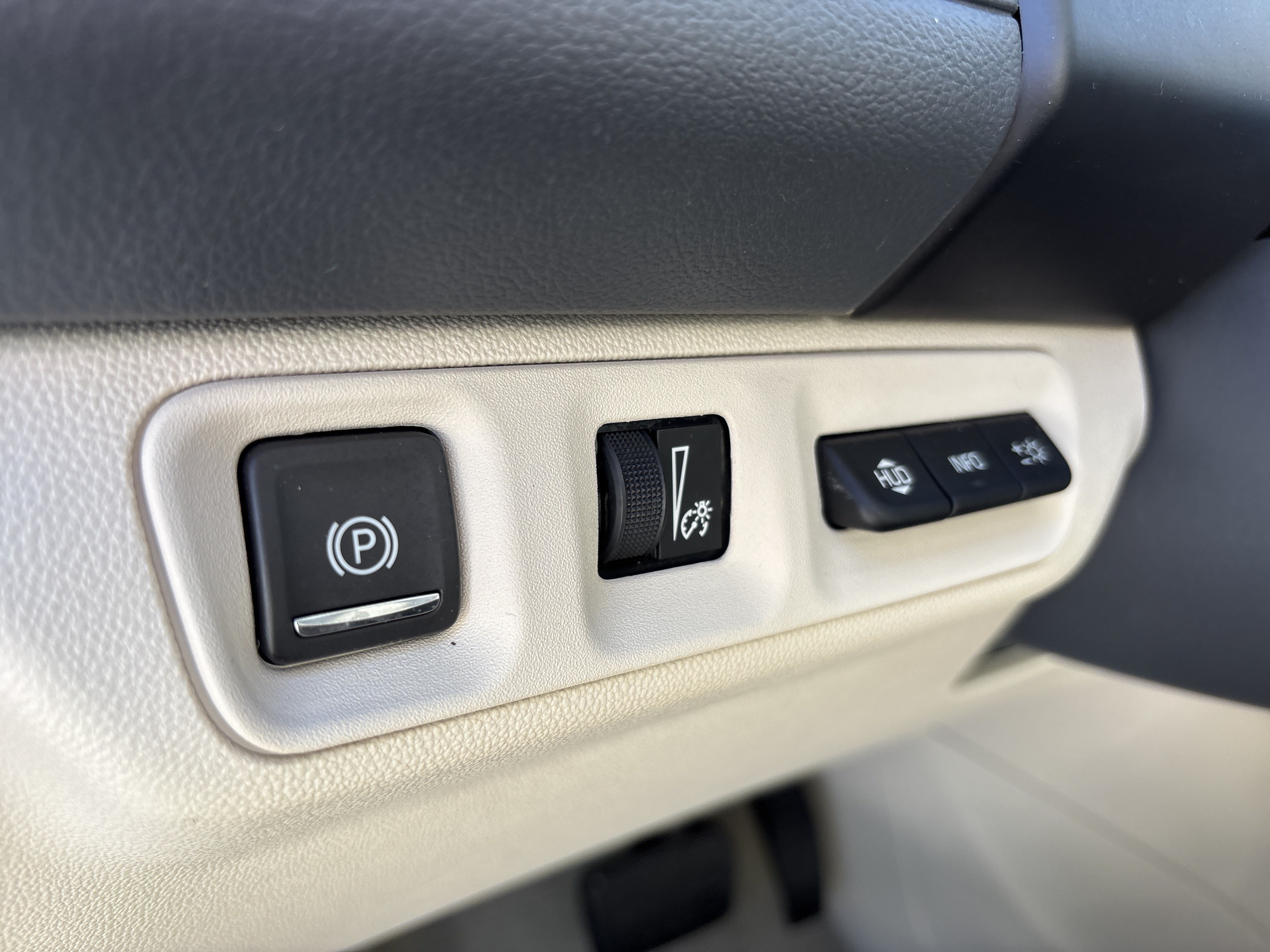 Used 2022 GMC Acadia Denali w/ Denali Ultimate Package FWD image 25