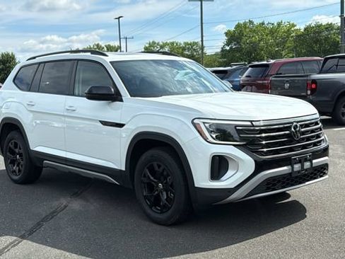 Used 2025 Volkswagen Atlas Peak Edition SE AWD/4WD image 2