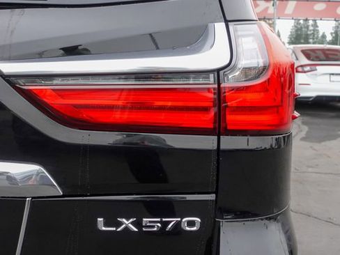 Used 2020 Lexus LX 570 4WD w/ 3rd Row & Luxury Pkg image 8