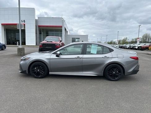 Used 2025 Toyota Camry SE FWD image 13