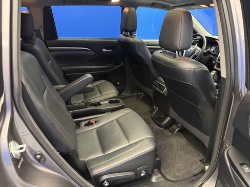 Used 2014 Toyota Highlander Limited Platinum AWD/4WD image 29