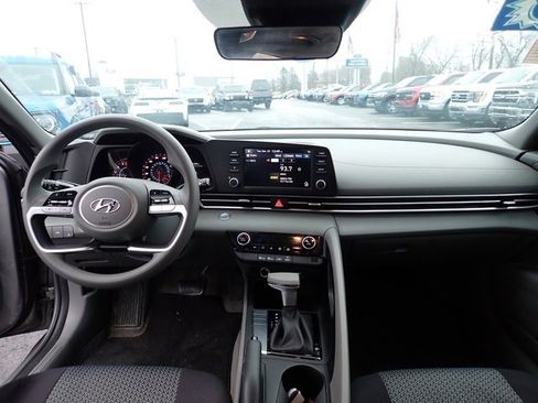 Used 2023 Hyundai Elantra SEL image 18