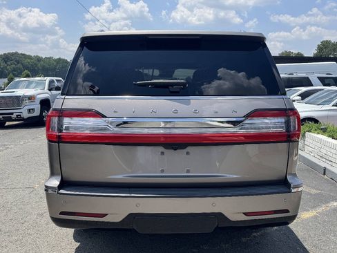 Used 2018 Lincoln Navigator Select w/ Technology Package RWD image 4