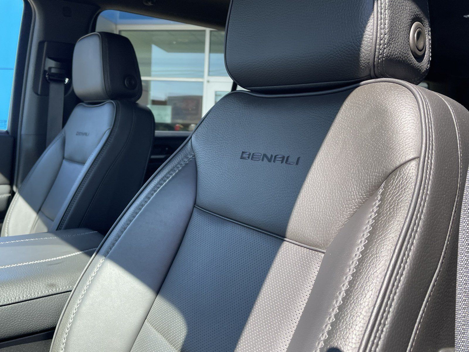 Used 2025 GMC Yukon XL Denali AWD/4WD image 20