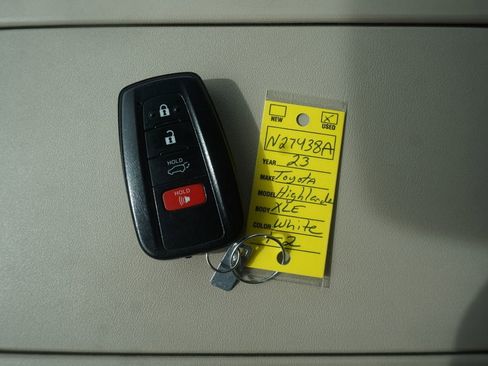 Used 2023 Toyota Highlander XLE AWD/4WD image 32