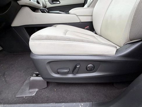 Used 2022 Nissan Pathfinder SL image 16