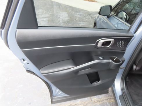 Used 2022 Kia Sorento LX image 22