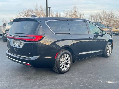 Used 2023 Chrysler Pacifica Touring-L AWD/4WD image 6